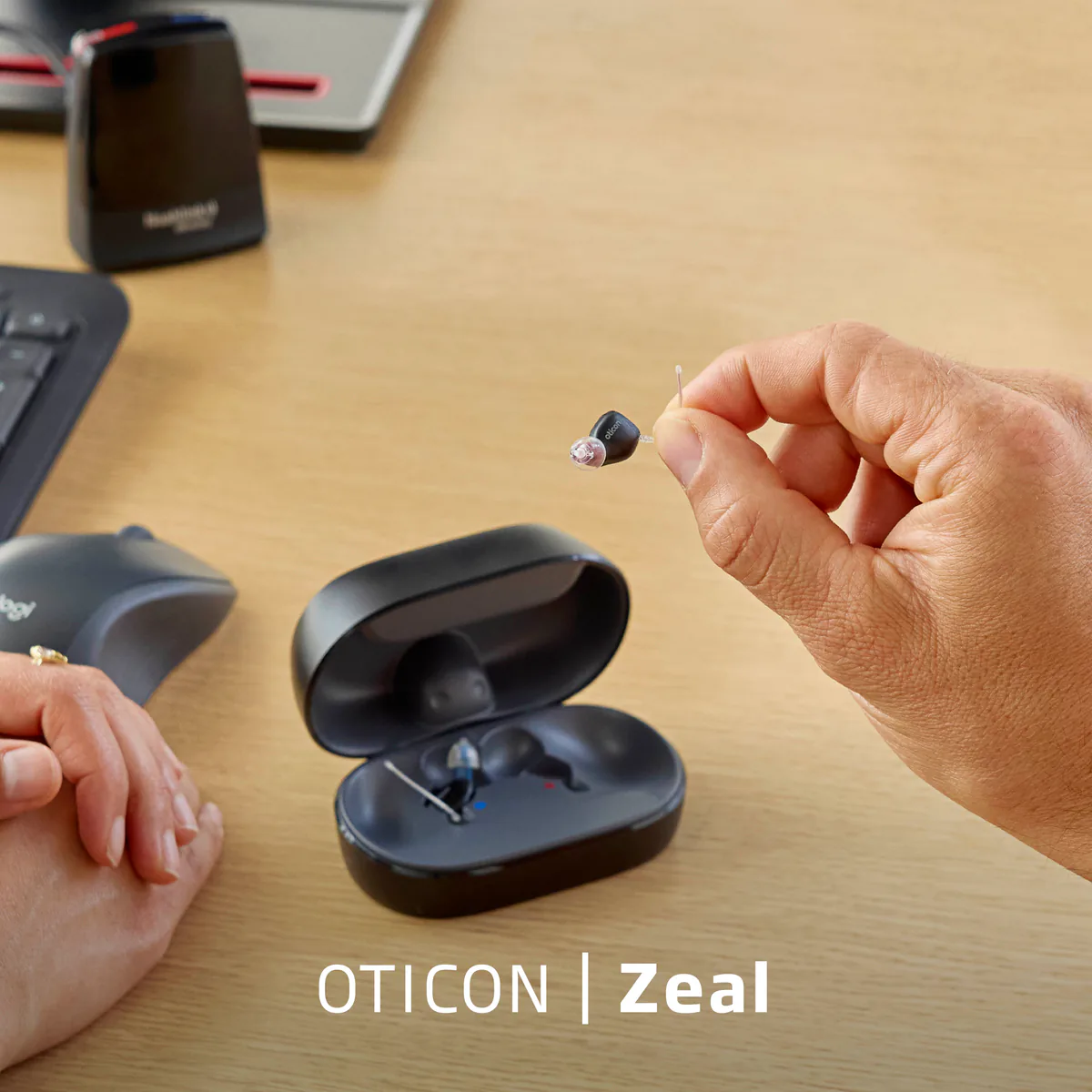 Oticon Zeal con smartphone, caricatore e apparecchi acustici